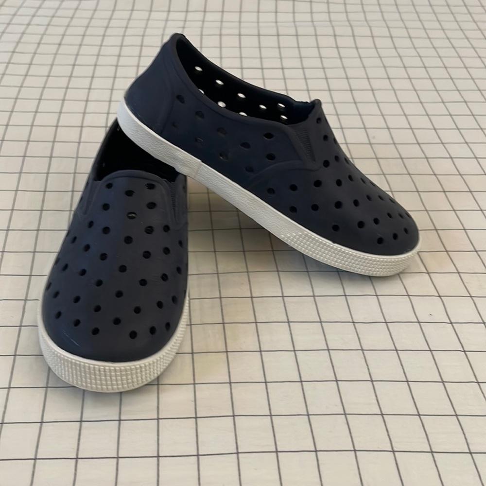 Old Navy toddler slip on summer shoe size 9 navy blue good condition
